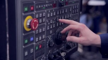 Fabrika işçisi ayarı kadar Cnc Torna fabrika makinesidir.