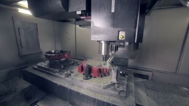 Фрезерний верстат з ЧПУ виробляє високотехнологічне обладнання на промисловому заводі . — стокове відео