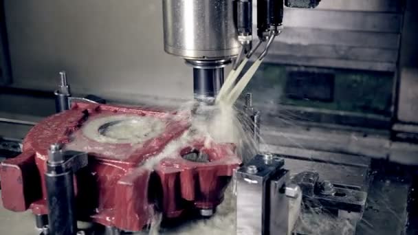 Fresado Máquina CNC Produce equipos de alta tecnología en fábrica industrial . — Vídeo de stock