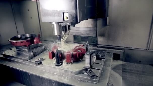 Fresado Máquina CNC Produce equipos de alta tecnología en fábrica industrial . — Vídeos de Stock