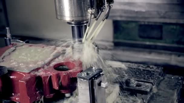 Frézovací Cnc stroje vyrábí hi-tech zařízení na továrních. — Stock video