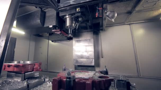 Frezen Cnc Machine produceert hi-tech apparatuur op industriële fabriek. — Stockvideo