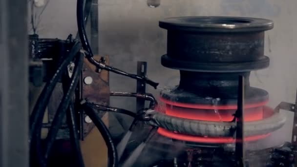 Metall verwarming met moderne hi-tech technologie. — Stockvideo