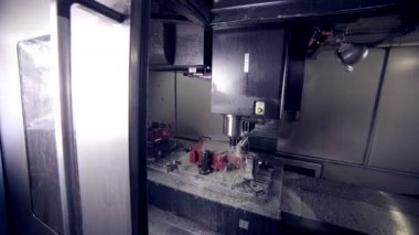 Delme freze Cnc makine üreten yüksek teknoloji cihazları endüstriyel fabrika.