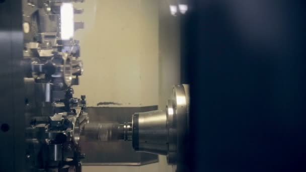 CNC svarv maskin producerar högteknologisk industriell utrustning. — Stockvideo