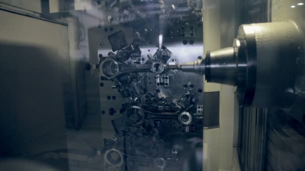 CNC Τόρνος μηχανή παράγει βιομηχανικού εξοπλισμού υψηλής τεχνολογίας. — Αρχείο Βίντεο