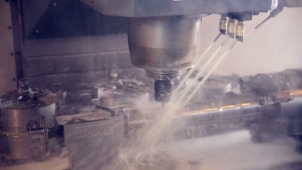 Fresadora de perfuração CNC Machine Produz equipamentos oi-tech na fábrica industrial . — Vídeo de Stock