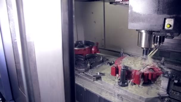 Boren frezen Cnc Machine produceert hi-tech apparatuur op industriële fabriek. — Stockvideo