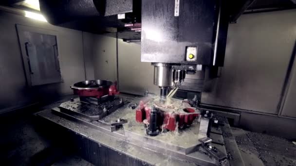 Delme freze Cnc makine üreten yüksek teknoloji cihazları endüstriyel fabrika. — Stok video