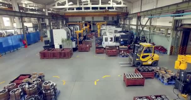 Innerhalb einer industriellen Fabrik. Luftaufnahmen. 4k. — Stockvideo