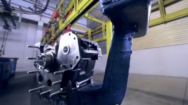 Motor fabrikası. Motorlar üzerinde konveyör taşıma.