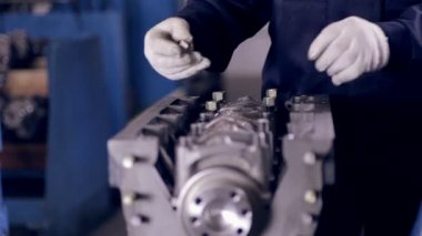 Araba motoru montajı.