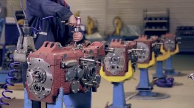 Motor, motor otomatik tornavida tarafından sıkı fındık işçisi.