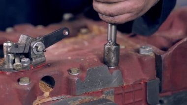 Motor, motor otomatik tornavida tarafından sıkı fındık işçisi.