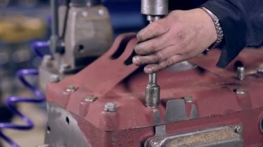 Motor, motor otomatik tornavida tarafından sıkı fındık işçisi.
