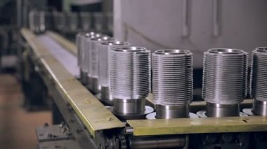 Metal kütük ile konveyör. Endüstriyel modern fabrikası.