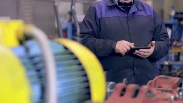 Industriarbetare med tablett arbetar i kraftverk. — Stockvideo