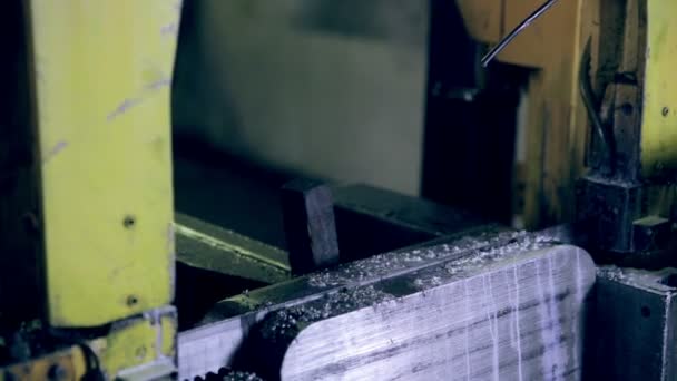 Při broušení kovů na průmyslová kotoučová pila. — Stock video