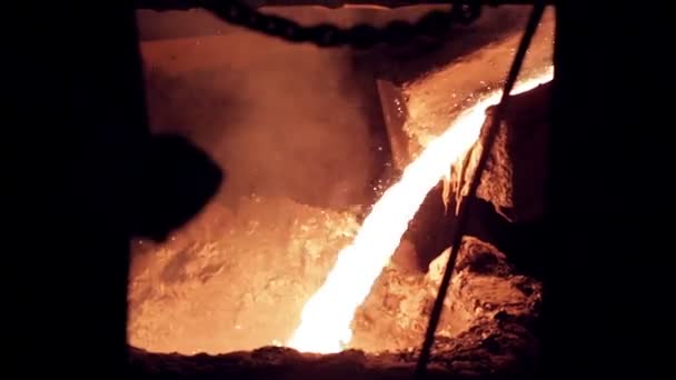 Despejando metal líquido em fábrica de aço . — Vídeo de Stock