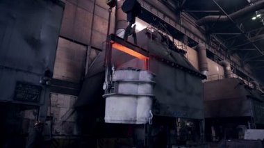 Tank, konteyner, rezervuar Metalurji tesisi olarak sıvı metal eritme.