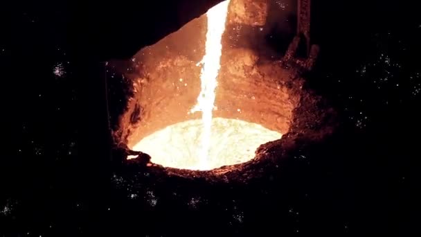 Χύνοντας υγρό μέταλλο σε χαλυβουργείο. — Αρχείο Βίντεο