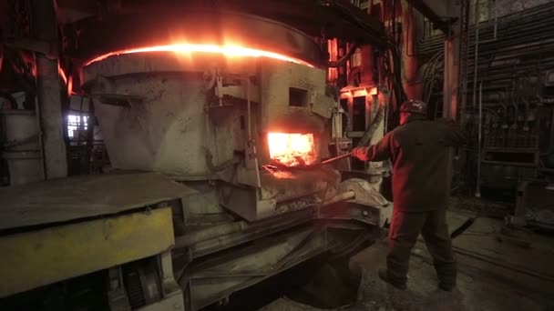 Работник работает в доменном цехе металлургического завода . — стоковое видео