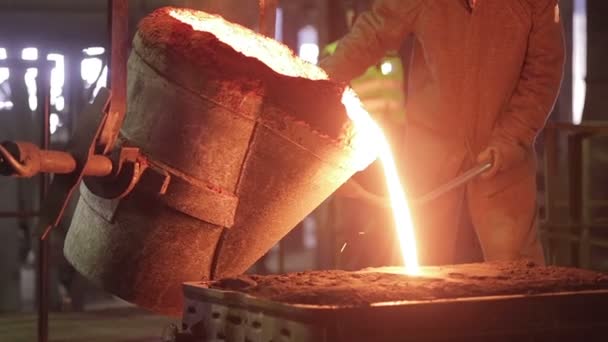 Çelik fabrikası işçisi erimiş metal ile çalışır. — Stok video