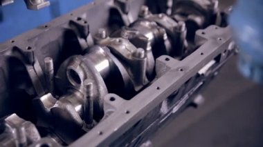 Çalışan bir araba motoru yapmak.