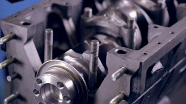 Çalışan bir araba motoru yapmak.