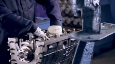 Çalışan bir araba motoru yapmak.