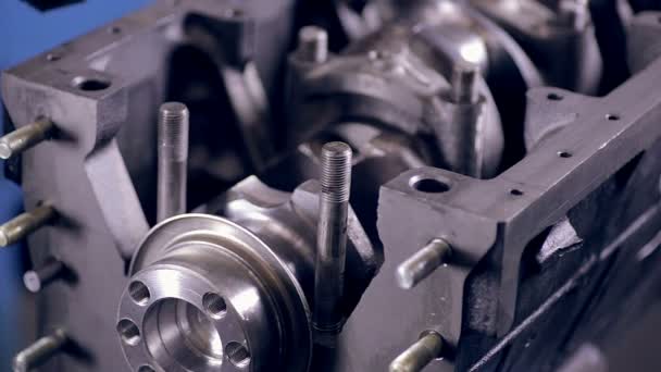 Travailleur faisant un moteur de voiture .