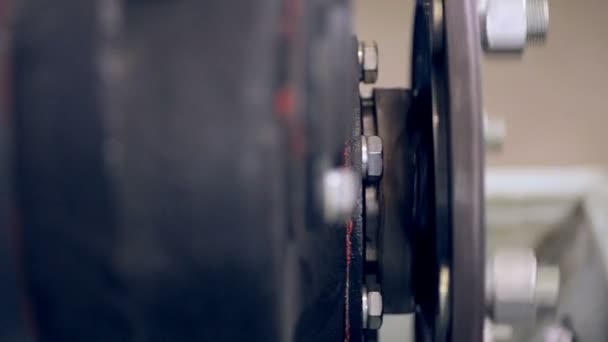 Movimiento del engranaje: círculo de acero con movimiento . — Vídeos de Stock