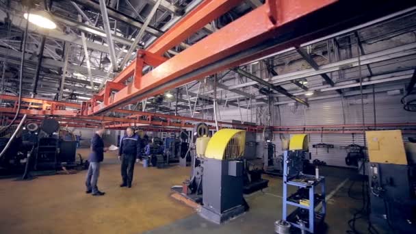 Arbeiter an moderner Anlage, industrieller Fabrik im Inneren. — Stockvideo