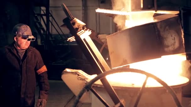 Worker on steel plant operates with liquid metal. — Stock Video