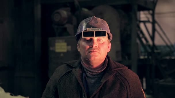 Портрет робітників. Працівник з виробництва металу на своєму робочому місці . — стокове відео