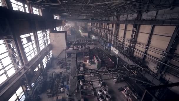 Zware industriële fabriek binnen. — Stockvideo