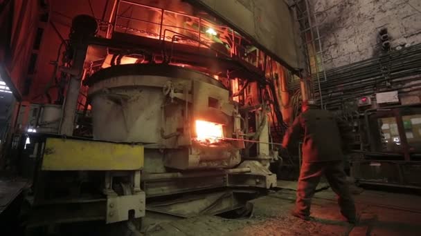 Worker operates in blast furnace workshop at the metallurgical plant. — Stock Video