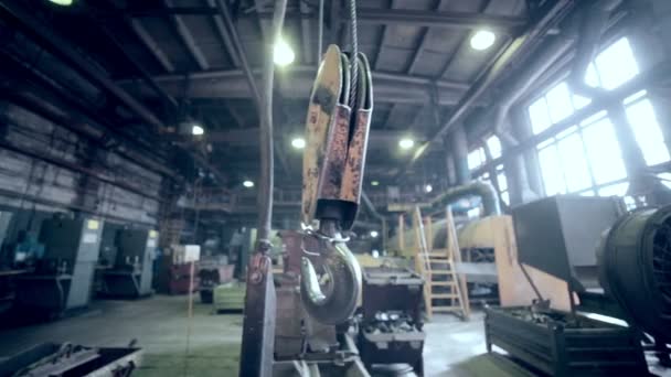 Γερανός γάντζο στο βιομηχανικό εργοστάσιο. Φυτών στο εσωτερικό. — Αρχείο Βίντεο