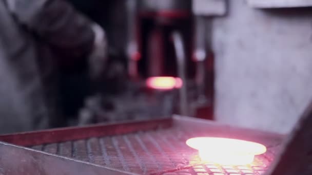 Forgeage machine en acier à l'intérieur de l'usine industrielle . — Video