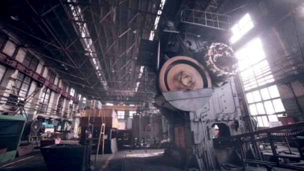 Nalévání tekutého kovu na ocelárny. — Stock video