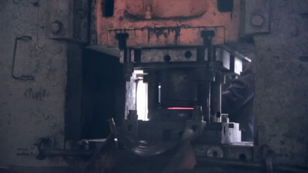 Σφυρηλάτηση χάλυβα μηχάνημα για κοπή σε βιομηχανική εγκατάσταση. — Αρχείο Βίντεο