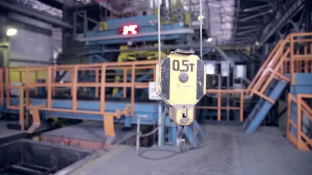 産業工場の眺め。内クレーン フック. — ストック動画