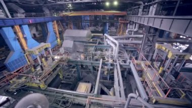 Büyük endüstriyel fabrika içinde. Robotik makineler eserler.