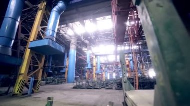 Büyük endüstriyel fabrika içinde.