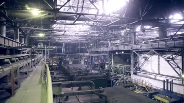 Άποψη του βιομηχανικού εργοστασίου. Γερανός γάντζο στο εσωτερικό. — Αρχείο Βίντεο