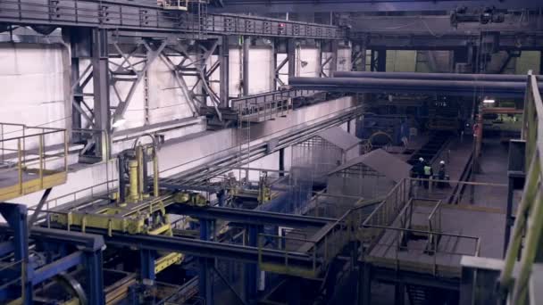 Industriële fabriek weergave. Haak van de kraan binnen. — Stockvideo