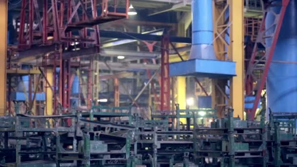 Stora industriella fabriken inne. — Stockvideo