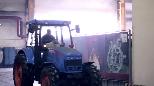 Tractor dentro de una fábrica industrial . — Vídeos de Stock