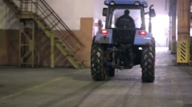 Traktör endüstriyel fabrika içinde.