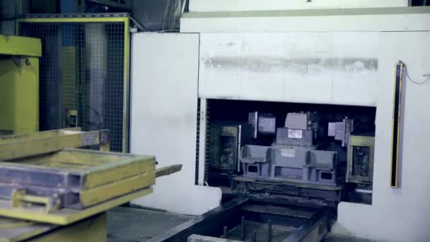 Robot che fa pezzi di ricambio in fabbrica. Colata metallica automatizzata . — Video Stock